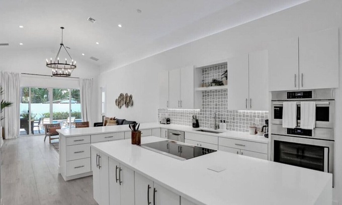 Poinsettia Heights Casa | Luxury 7BD Oasis w/ Pool 3min to Las Olas & Beach