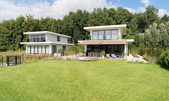 Biddinghuizen Casa | Luxury 8-person villa on the water with large sun terrace, wine climate cabinet, Quooker and bath. Pet friendly and air-conditioned!