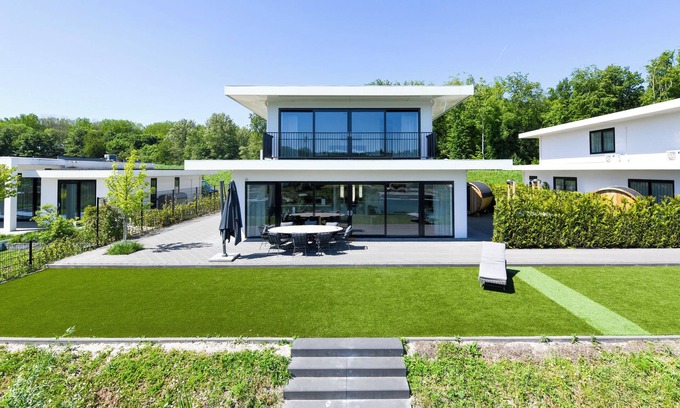 Zeewolde Casa | Luxury 8-person villa by the water with hot tub, Finnish sauna, private jetty, large terrace and fully equipped kitchen. Enjoy peace, wellness and comfort.