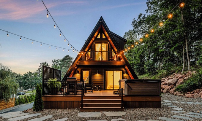Adamstown Cabina | Luxury A-frame in Adamstown, PA with hot tub, barrel sauna & EV charger