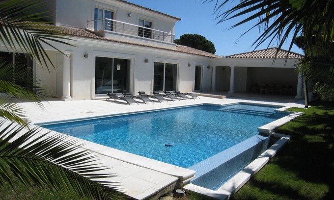 Valescure Villa | Villa de lujo con aire acondicionado, piscina y gran jardín cerrado cerca de las playas.