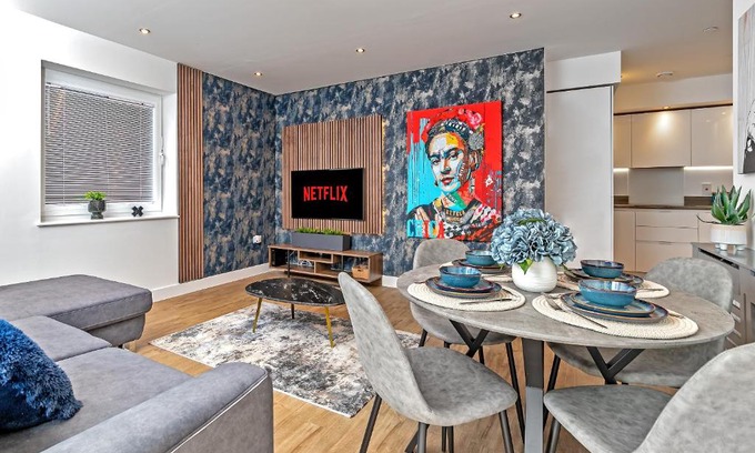 Luton Apartamento | LUXURY AIRPORT SUITE, FREE Parking, FANTASTIC Location, Close To Airport, Train Station And Town Centre