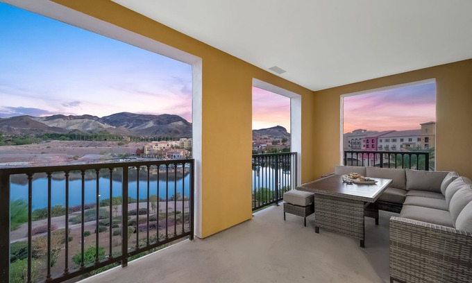 Lake Las Vegas Condominio | Luxury and Elegance! Panoramic views of Lake