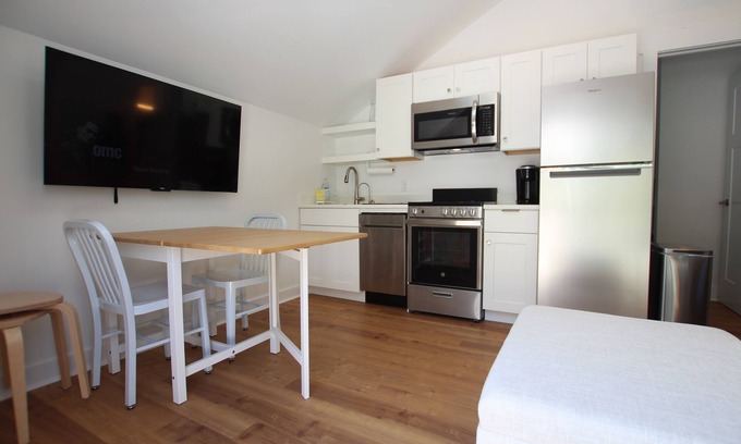 South Rehoboth Apartamento | Luxury and Location! less than 2 blocks to the beach. 2+ night rentals welcome!