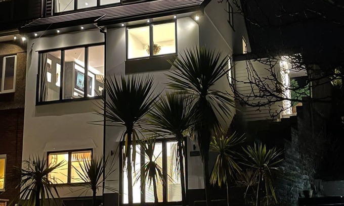Mumbles Casa | Luxury and Modern property with panoramic sea views and hot tub
