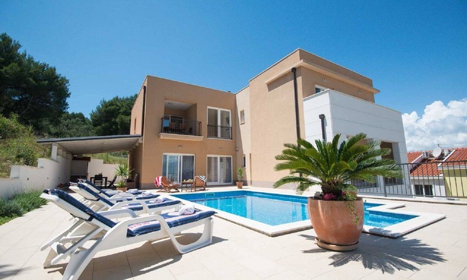 Slatine Villa | Villa de lujo y moderna con piscina