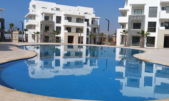 Agadir Bay Apartamento | Apartamento de lujo en residencia con jardín y dos piscinas.