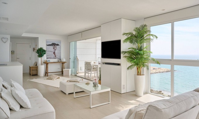 Calpe Apartamento | Apartamento de lujo en la playa con vistas al mar, piscina, jardín y Wi-Fi