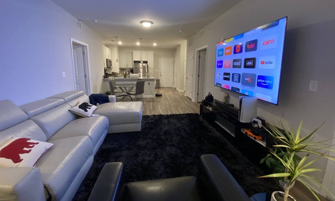 Northeast Raleigh Apartamento | Luxury Apartment Triangle Town Center King Bed