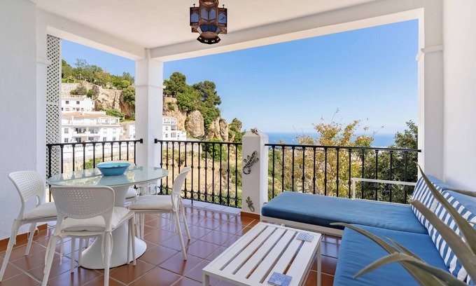 Mijas Pueblo Apartamento | Disfruta de la vida del pueblo en este elegante apartamento bien equipado de 2 dormitorios y 2 baños.