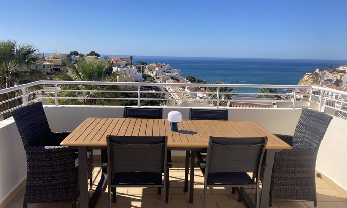 Carvoeiro Apartamento | Apartamento de lujo con fabulosas. Vistas al mar y exclusivo, terraza privada en la azotea con barbacoa.