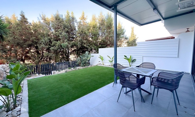 Moutallos Apartamento | Luxury Apartment with Spacious Garden - NEWLY REFURBISHED