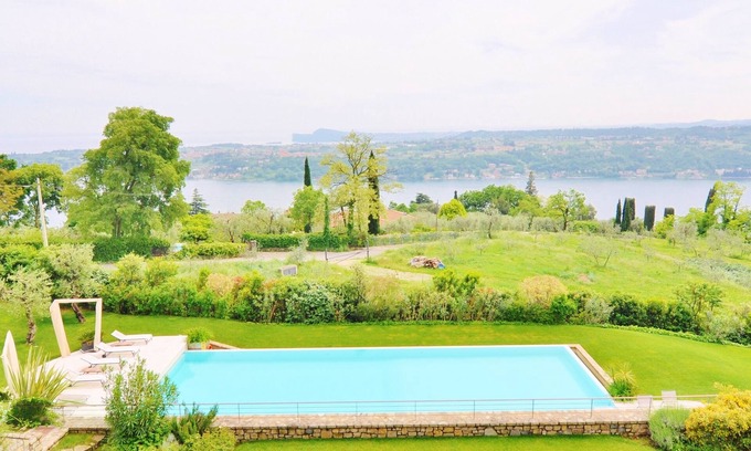 Salo Apartamento | Apartamento de lujo en un entorno tranquilo y tranquilo con vistas a la piscina y al lago