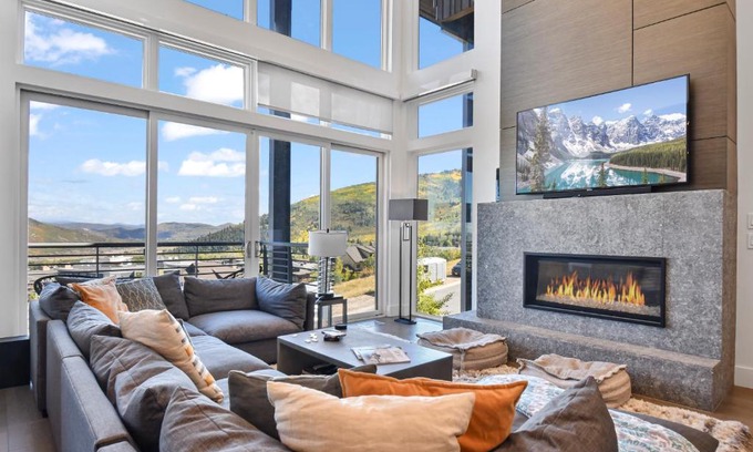 Park City Casa | Luxury Apex Townhome, Ski-in Ski-out, 3 King Suites, Private Hot Tub, Clubhouse amenities with Pool
