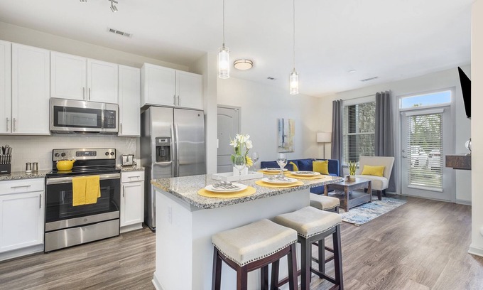 Dixie - Berryhill Apartamento | Luxury Apt| King & Queen Beds|9mins to CLT| Near Top Golf, Shops, & Restaurants