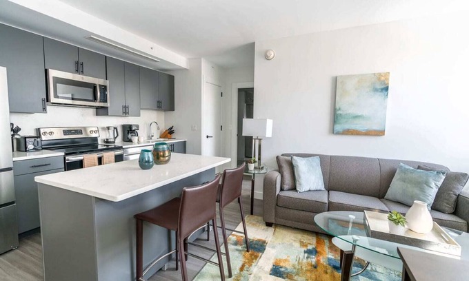 New Rochelle Apartamento | Luxury Apt with Rooftop