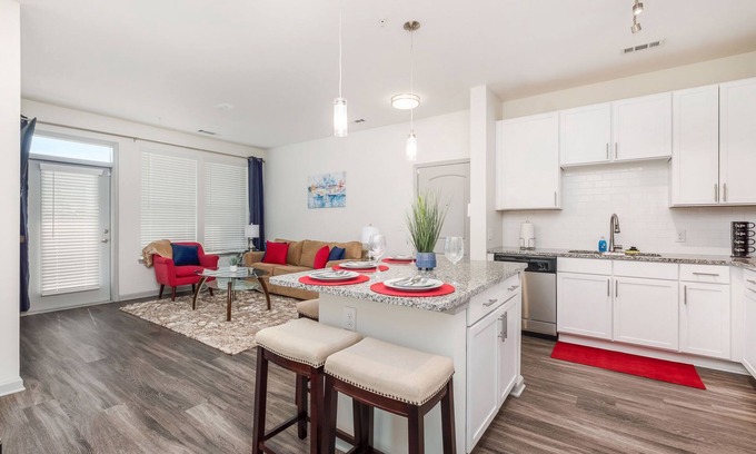 Dixie - Berryhill Apartamento | Luxury Apt | Work from here | King Bed | Fast WiFi |6mi to CLT✈️