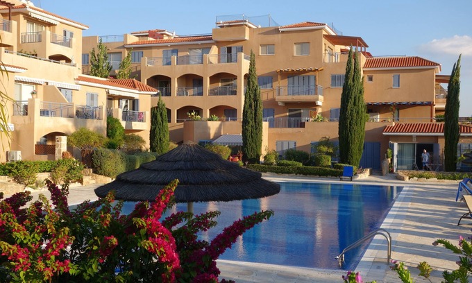 Peyia Town Apartamento | Aptmt de lujo, vista al mar, gran piscina, Wi-Fi, LiveTV