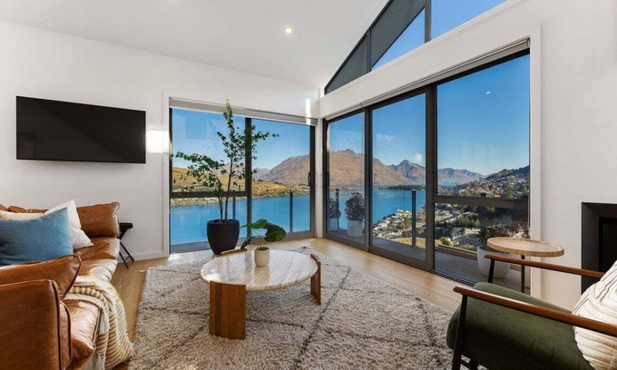 Frankton Casa | Luxury Away - Aurora Vista- Hot Tub-Free Parking-BBQ