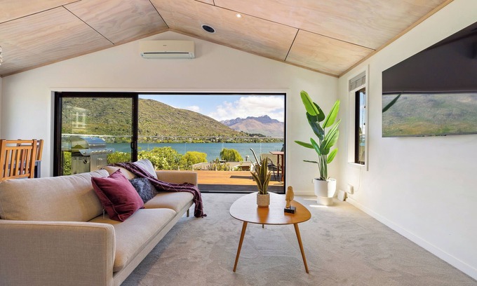 Frankton Casa | Luxury Away - The Lakeside - AC-Free Parking-BBQ