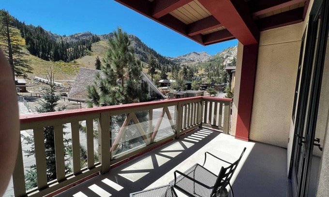 Olympic Valley Condominio | Luxury Basecamp Condo Village at Palisades Tahoe