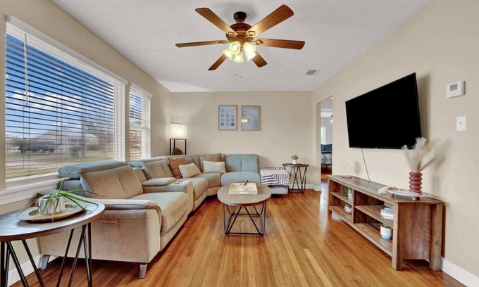 Lynn Haven Casa | Luxury Bathroom Home with Game Room 25 Mins to PCB