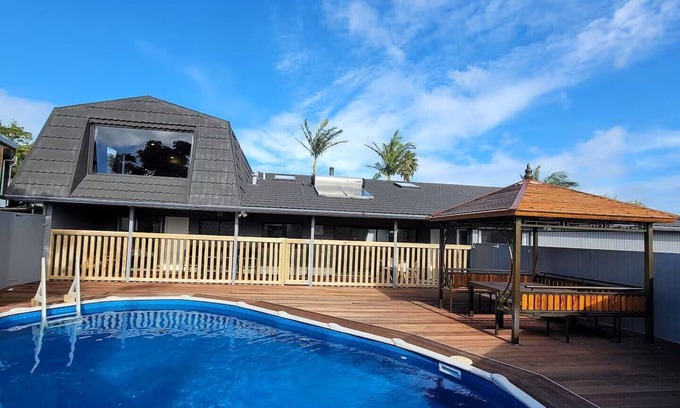 Army Bay Casa | Luxury Bay Vacation Home with 5 Ensuites