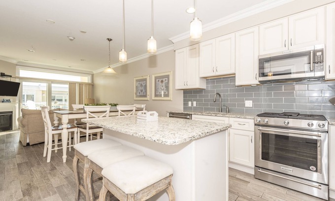 Dewey Beach Condominio | Luxury Bayfront Penthouse Condo 1 block from the beach. Overlooking rooftop pool