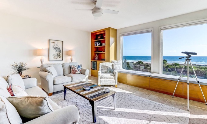 Fernandina Beach Condominio | Luxury Beach Front Condo in the Omni Resort Community with seasonally heated pool & panoramic view!