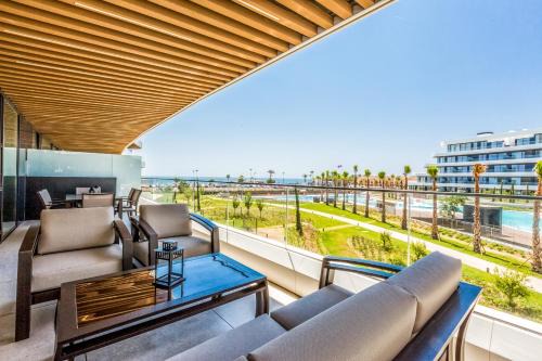 Torremolinos Apartamento | Luxury beachfront 3BR in Nereidas with Pools Spa Gym