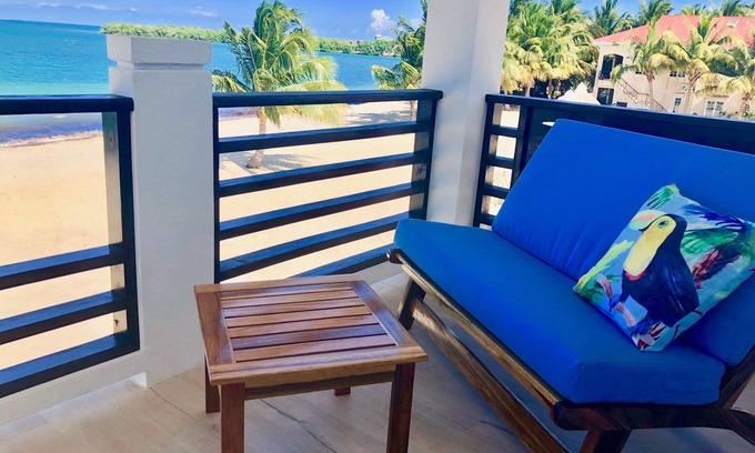 Placencia Complejo | Cabaña de lujo frente al mar con bar en la piscina