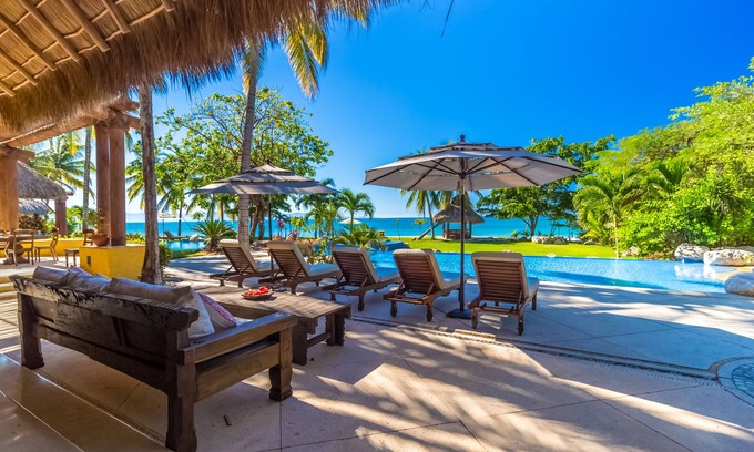 Punta de Mita Villa | Villa ultra lujosa frente al mar con personal completo de Coldwell Banker ¡Lujo mundial!