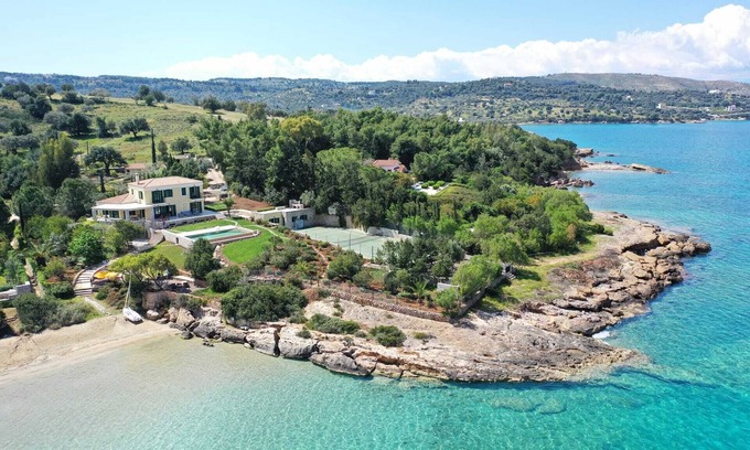 Kilada Villa | Villa Aria - Villa de lujo frente al mar con piscina y pista de tenis