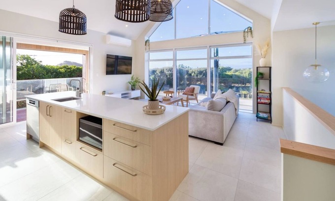 Christchurch Casa | Luxury Beachside Living: Elegant 3-Bedroom Haven