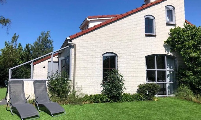 De Cocksdorp Casa | Luxury Bungalow for 2-6 people with fireplace in vacation park with swimming pool.