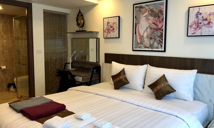 Pattaya Bay Condominio | Apartamento de lujo C2 con vista al jardín en Grand Avenue by Pattaya City Estates.