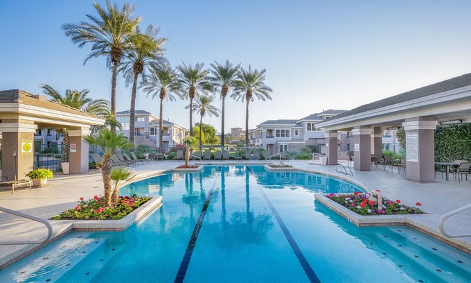 Kierland Condominio | Luxury by the Kierland Commons! Heated Pool & Spa, Golf Views, Upgraded Unit!