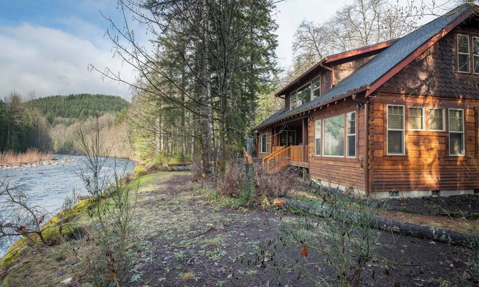 Mount Hood Village Casa | Luxury by the river, Hot tub, close to hiking trails!!