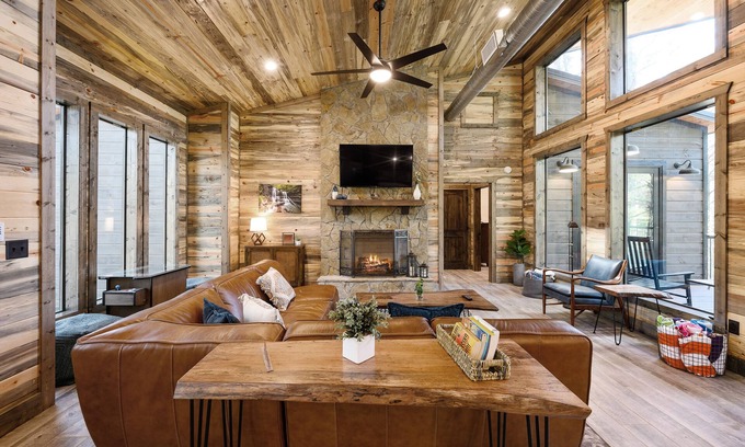 Broken Bow Cabina | Luxury Cabin, 2 BR 2.5 Bath, Sleeps 9 max, 2 Pets Max with Pet Fee