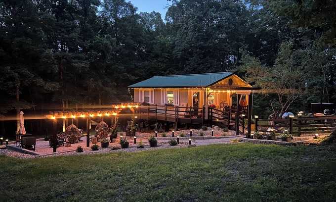 Richland Cabina | Luxury Cabin, fire pit, hanging chairs, WiFi, forest view, river access