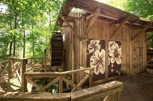 Greeneville Casa | Luxury Cabin for Two with Beautiful River Views near Knoxville