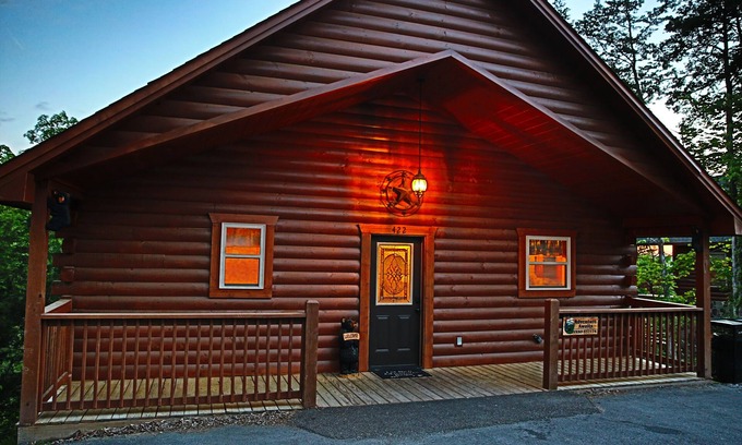 Pigeon Forge Cabina | LUXURY CABIN IN THE WOODS! Theatre, Hot Tub,Pool Table,1 mile to Pkwy,Free wi-fi