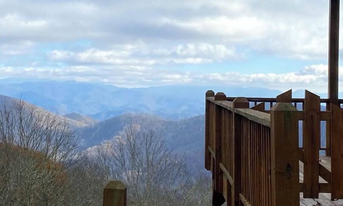Wolf Laurel Cabina | Luxury cabin located at 5000 ft STUNNING views & minutes from A.T. & ski slopes.