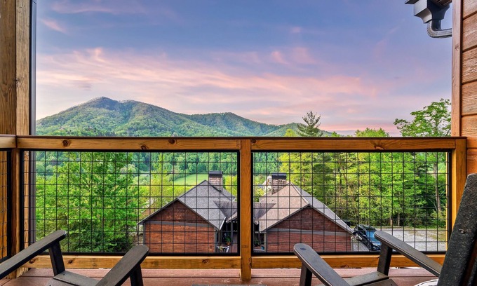 Wears Valley Cabina | LUXURY CABIN | MOUNTAIN VIEWS | HOT TUB |GAME ROOM
