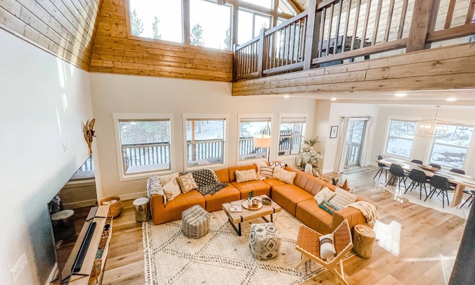 Mammoth Creek Cabina | Luxury Cabin near National Parks w/ Hot Tub & Lake