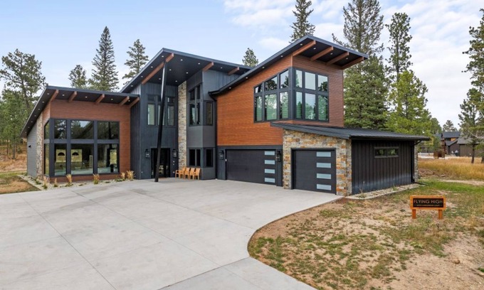 Lead Casa | Luxury Cabin Sleeps 24- Direct Trailhead & Clubhouse Access, Ample Parking!