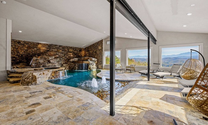 Gatlinburg - Pigeon Forge Cabina | Luxury Cabin w/ 2 Pools, Golf Simulator, Hot Tub, Fire Pit & More!