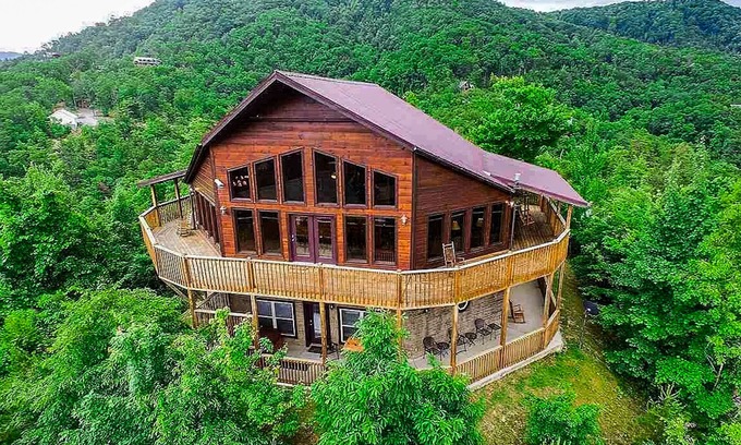 Wears Valley Cabina | Luxury Cabin w/ Hot Tub, Two-Tier Deck, Panoramic Views & Free Attraction Passes