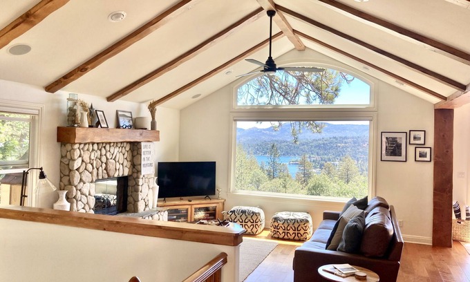 Blue Jay Cabina | Luxury cabin with a spectacular lake view, nestled in the pines!