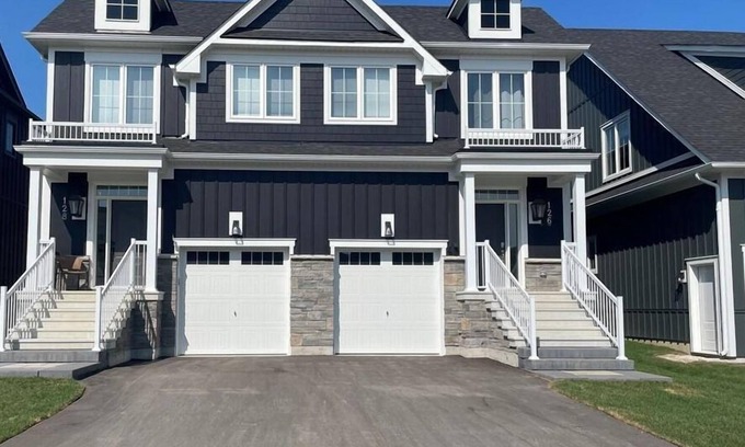 The Blue Mountains Casa | Luxury Chalet 5 Min Walk to Blue Mountain Village (Pool Hot Tub Fireplace Sauna)